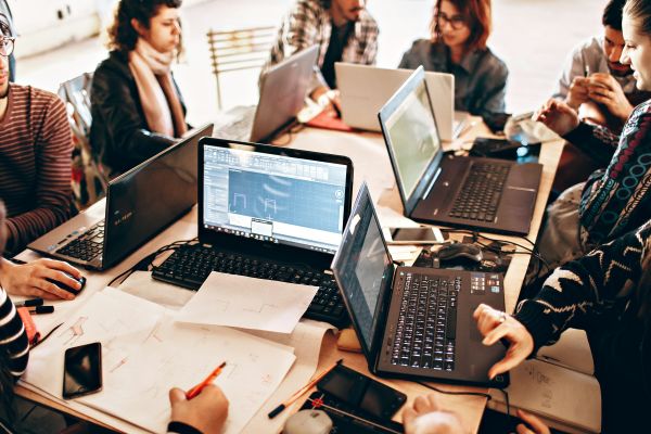 Top 5 raisons de travailler avec une agence web en Suisse